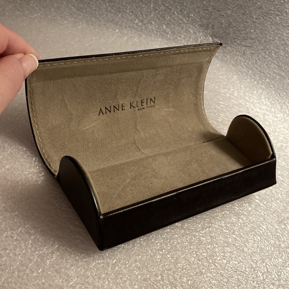 Anne Klein New York Embossed Brown Leather Hard Shell Magnetic Eyeglass Case - Picture 5 of 9